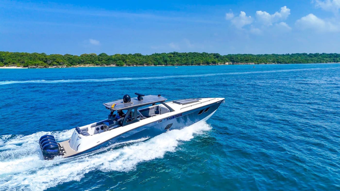 Private boat tour Cartagena Colombia &mdash; speedboat on Caribbean turquoise water near Rosario Islands