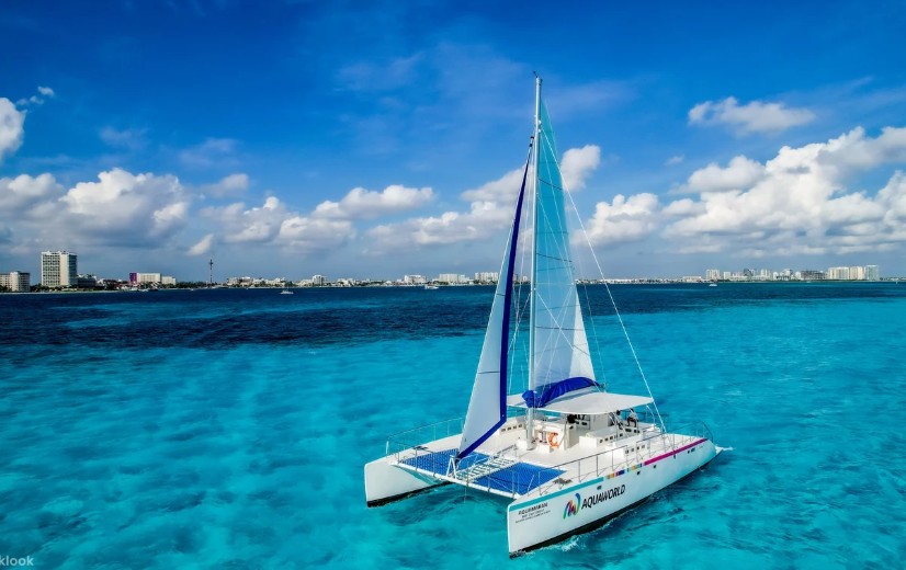 Private yacht charter Canc&uacute;n Mexico Isla Mujeres Caribbean turquoise water