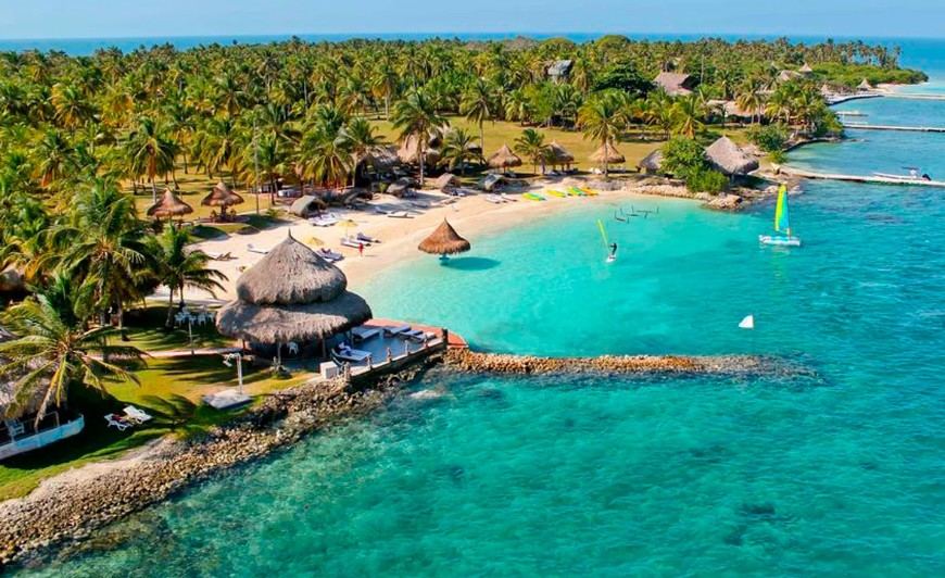 Crystal-clear Caribbean water and white sand beach at the San Bernardo Islands, Colombia