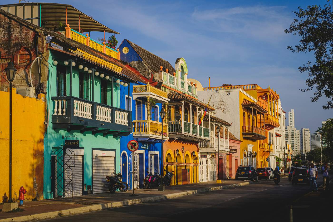Private boat tour past Cartagena's colonial walled city — Nauty 360