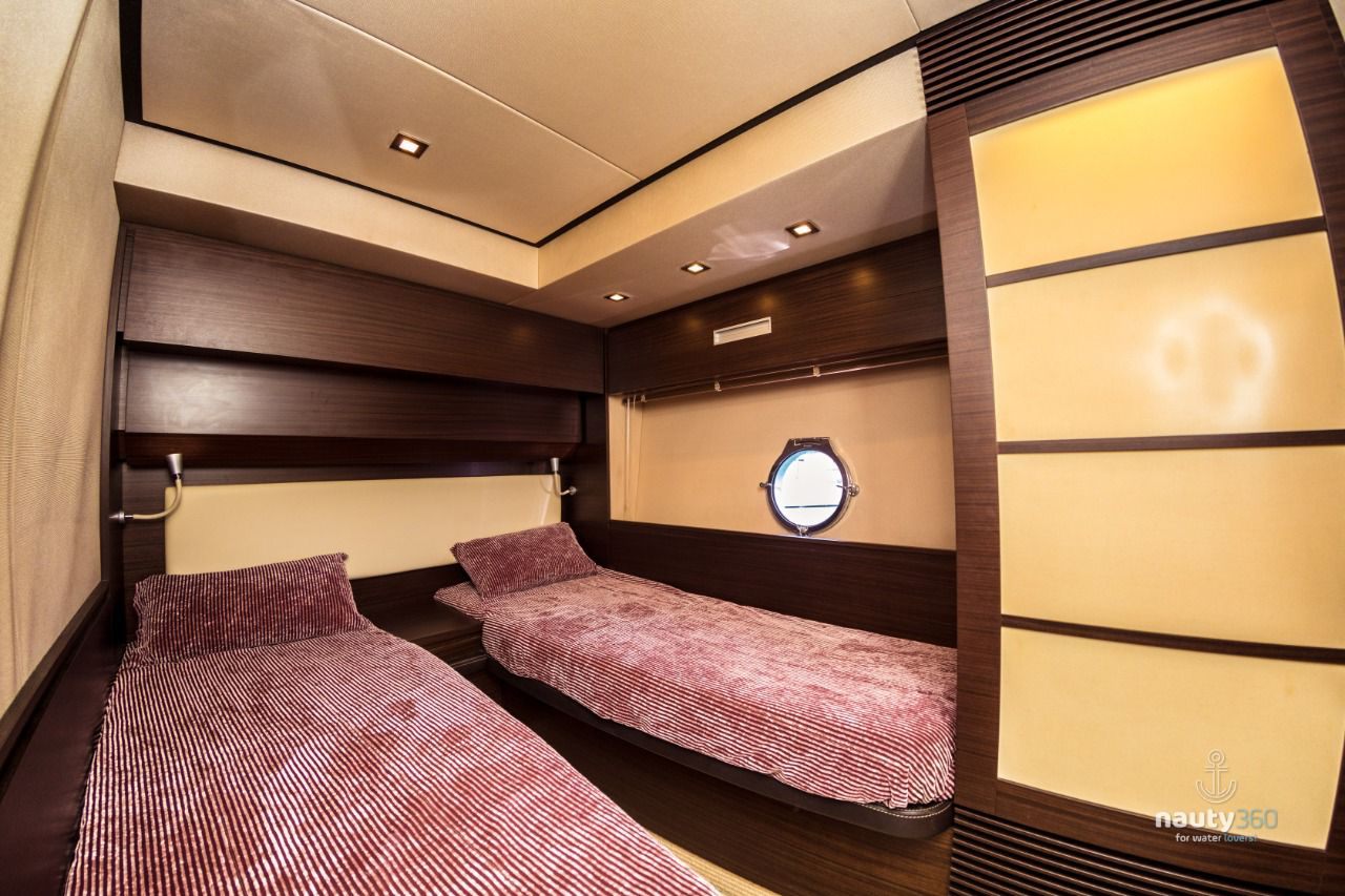 Azimut 62s master cabin